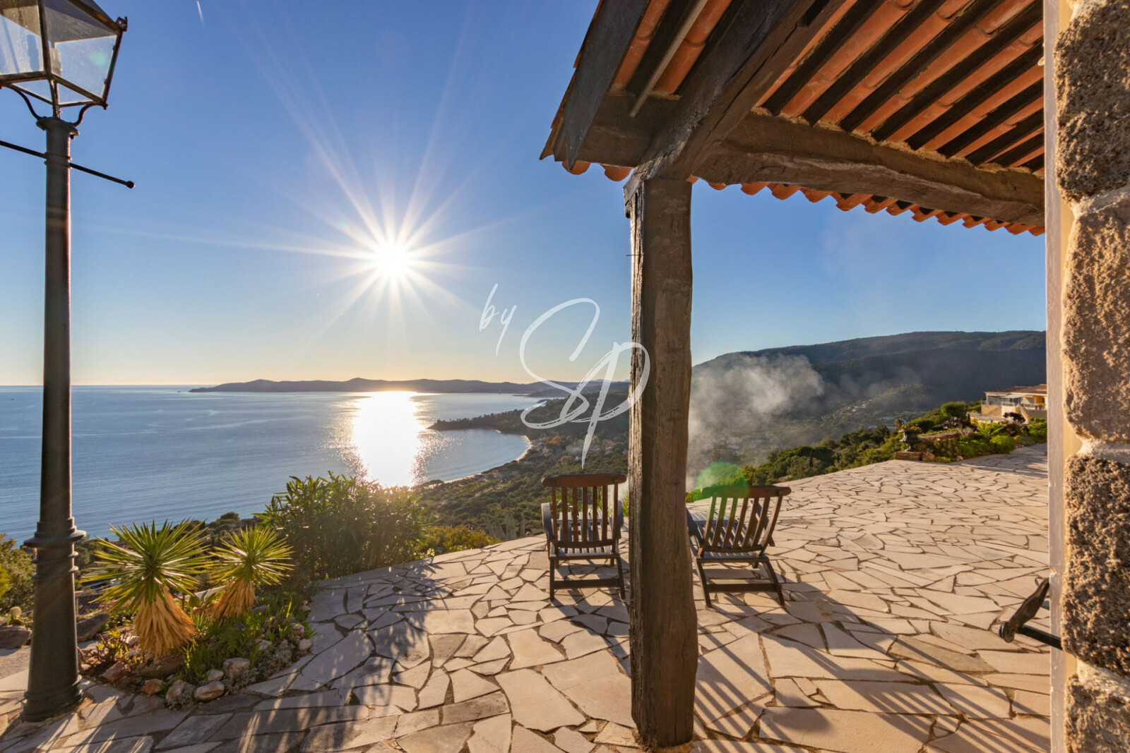 Villa LE LAVANDOU, ENTRE TERRE ET INFINI Côte d'Azur Provençale — free download